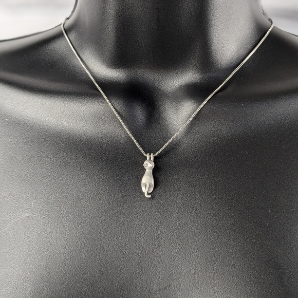 Matte silver color metal petite cat stretching pendant necklace - Picture 4 of 9